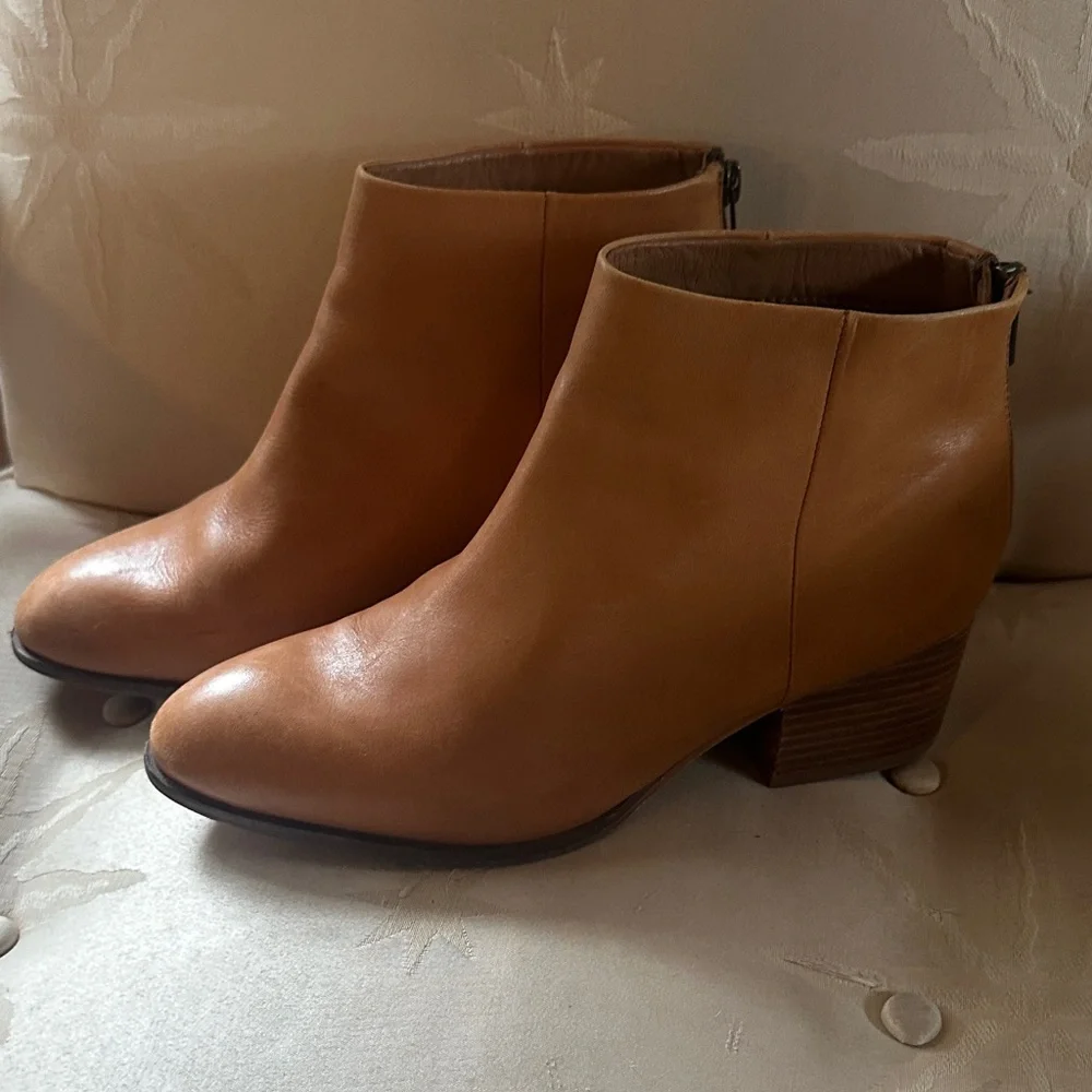 Seychelles Camel Supple Leather Ankle Booties- Back Zip Excellent Condition 8.5